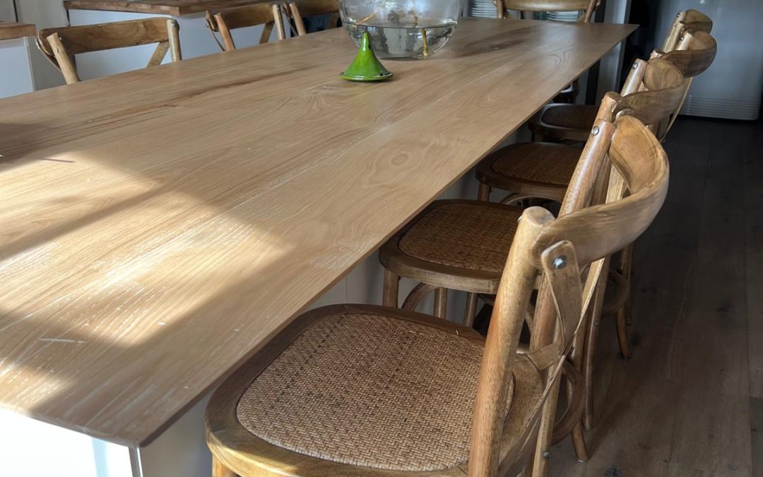 Table plateau en châtaignier – Réalisation artisanale dans le Var par Lulu La Ferraille