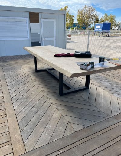 Table plateau en Sipo et pied en acier thermolaqué