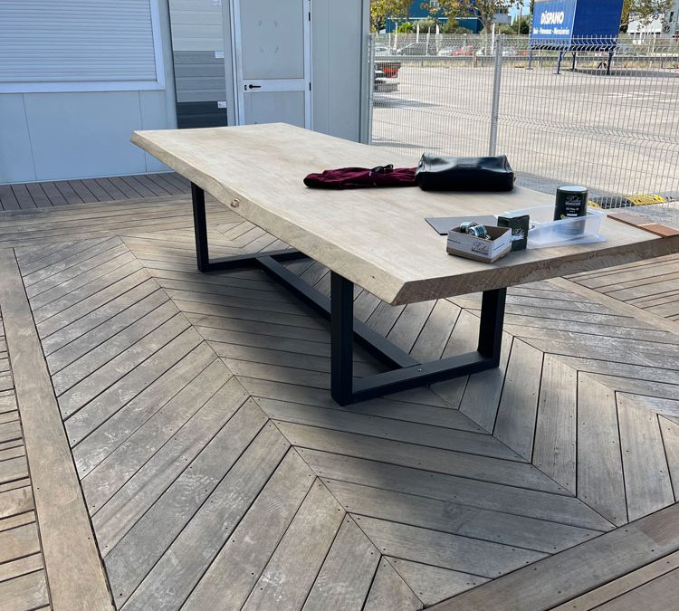 Table plateau en Sipo et pied en acier thermolaqué